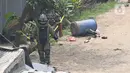 Tim pepenjinak bom sedang melakukan peledakan bom di Kawasan Caman, Bekasi, Jawa Barat, Senin (23/8/2021). Benda mencurigakan yang ditemukan di tong sampah tersebut menyerupai bom tetapi tidak mengandung bahan peledak. (Liputan6.com/Herman Zakharia)