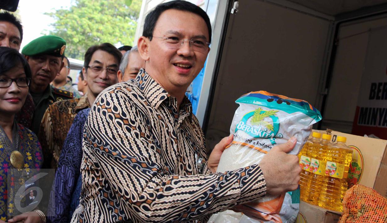 Gubernur DKI Jakarta, Basuki Tjahaja Purnama menunjukkan paket sembako saat peresmian kegiatan operasi pasar Artha Graha Peduli yang bekerja sama dengan PD Pasar Jaya, di Balaikota Jakarta, Kamis (2/7/2015). (Liputan6.com/Helmi Afandi)