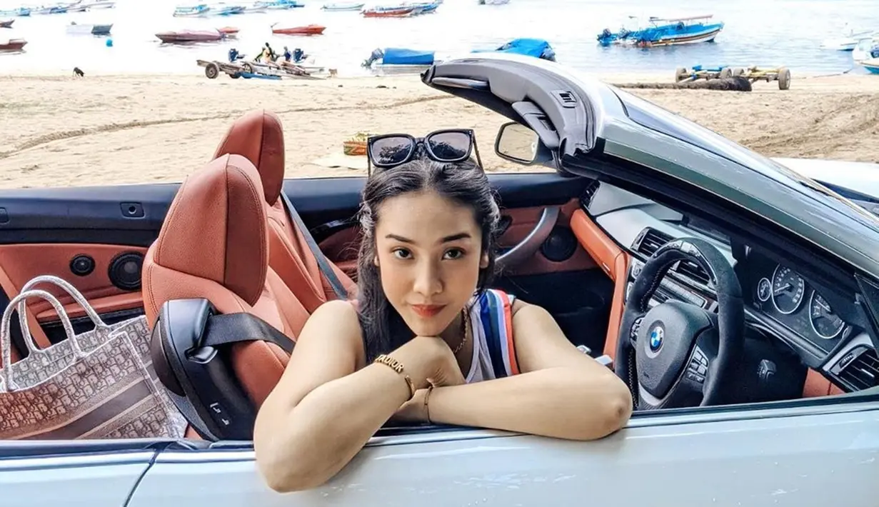 Bicara tentang foto-foto kece, tentu foto dari perempuan kelahiran 15 Desember 1995 selalu berhasil menyita perhatian. Seperti saat ia bersantai di pantai dengan berada di mobil dengan atap terbuka. Gaya santainya ini menjadi sorotan netizen. (Liputan6.com/IG/@anyageraldine)