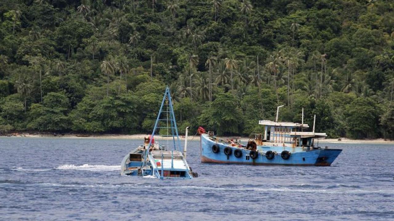 Kementerian Kelautan dan Perikanan bersama Satgas 115 kembali melakukan pemusnahan barang bukti tindak pidana perikanan dengan menenggelamkan kapal perikanan pelaku illegal fishing di Natuna. (Dok: KKP)