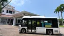 Bus tanpa pengemudi terlihat selama uji coba publik di kawasan wisata Pulau Sentosa, Singapura pada 20 Agustus 2019. Ada empat bus berukuran sedang tanpa sopir yang disiapkan untuk diuji coba di Pulau Sentosa dengan jarak tempuh 5,7 kilometer. (Roslan RAHMAN/AFP)