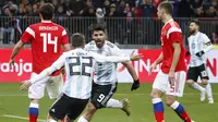 Striker Argentina, Sergio Aguero. merayakan gol yang dicetaknya ke gawang Rusia pada laga persahabatan jelang Piala Dunia 2018 di Stadion Luzhniki, Moskow, Sabtu (11/11/2017). Rusia kalah 0-1 dari Argentina. (AP/Pavel Golovkin)