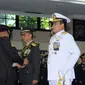 Kapolri Jenderal Pol Badrodin Haiti (kedua kiri) memasangkan Bintang Bhayangkara Utama kepada KSAD Jenderal TNI Mulyono di Mabes Polri Jakarta, Senin (16/5/2016). Acara dihadiri segenap petinggi Mabes Polri. (Liputan6.com/Helmi Fithriansyah)