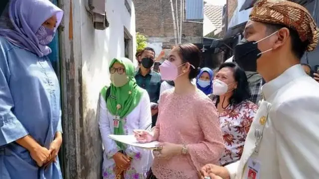 6 Potret Selvi Ananda Dampingi Gibran saat Bertugas, Penampilan Sederhana Menawan