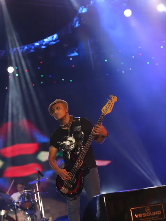 Ivan Slank menunjukkan kebolehannya di hadapan para penonton. (Fathan Rangkuti/bintang.com)