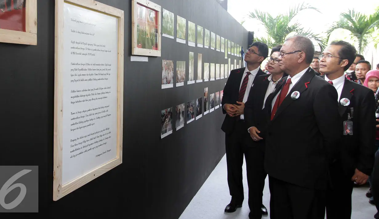 Lima Pimpinan KPK melihat pameran foto di Gedung KPK, Jakarta, Selasa (29/12). Pameran foto yang bertajuk Mata Selular Antirasuah tersebut menggambarkan kegiatan-kegiatan di KPK dan di Pengadilan Tipikor Jakarta. (Liputan6.com/Helmi Afandi)