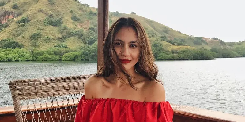 FOTO: Gaya Pevita Pearce Pakai Outfit Merah, Tampil Menawan