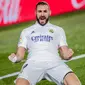 Striker Real Madrid, Karim Benzema, melakukan selebrasi usai mencetak gol ke gawang Athletic Bilbao pada laga Liga Spanyol di Stadion Alfredo Di Stefano, Rabu (16/12/2020). Real Madrid menang dengan skor 3-1. (AP/Bernat Armangue)