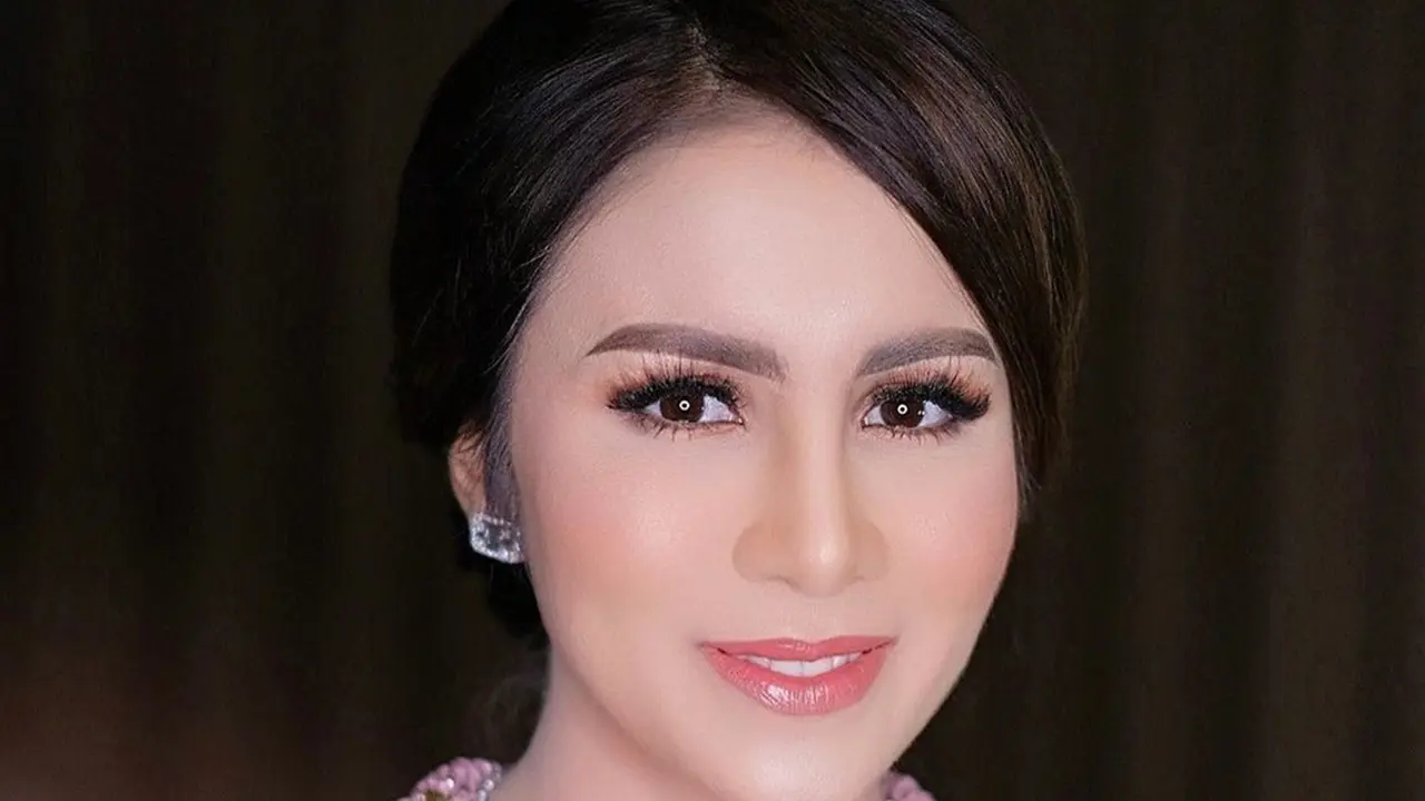 Gaya Momo Geisha dalam Balutan Kebaya, Cantik Menawan