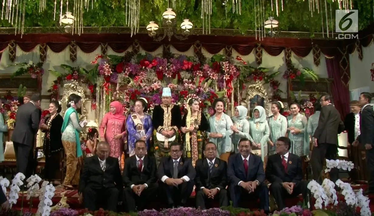 Sejumlah menteri duduk dibawah saat foto bersama dalam resepsi pernikahan putri Presiden Jokowi, Kahiyang Ayu dan Bobby Nasution di Gedung Graha Saba Buana, Solo, Rabu (8/11). (Liputan6.com)