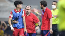 Pemain Atletico Madrid U-18, Jacobo De Oro Lorenzo (kiri) melakukan protes terhadap wasit saat laga International Youth Championship 2021 melawan Barcelona U-18 di Jakarta International Stadium, Jakarta, Jumat (15/04/2022). (Bola.com/Bagaskara Lazuardi)