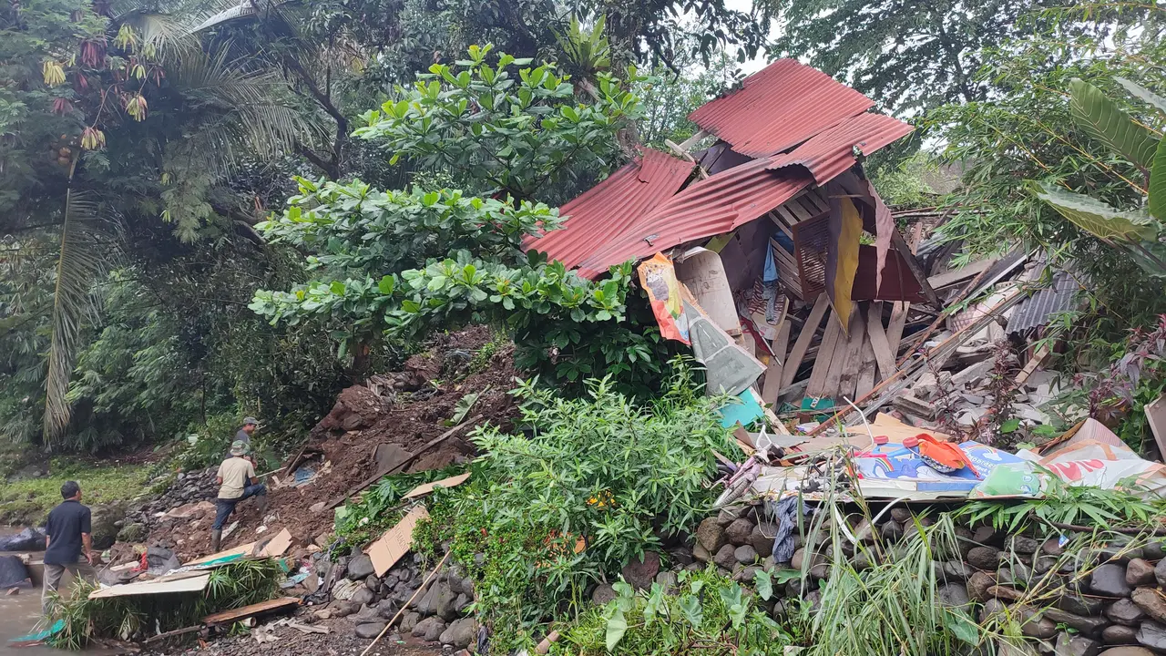 Tebing Perlintasan KA Bogor-Sukabumi Longsor dan Menimpa 5 Rumah Warga