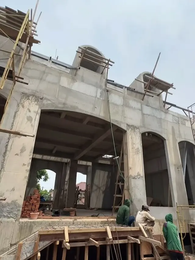 Potret proses pembangunan dining area di rumah baru Ayu Dewi (Sumber: Instagram/mrsayudewi)