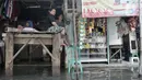 Aktivitas warga di tengah banjir yang masih merendam Kampung Rawa Indah, Jakarta Utara, Senin (24/2/2020). Kampung yang terletak di dua kelurahan, yakni Sukapura dan Pegangsaan Dua tersebut masih terendam banjir hingga sore ini dengan ketinggian air 30-50 cm. (merdeka.com/Iqbal S Nugroho)