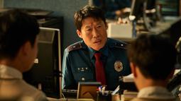 Yoo Hae Jin yang memerankan Kang Jin Tae kembali dipasangkan sebagai partner Hyun Bin. Kali ini, Kang Jin Tae bersedia bekerja sama lagi dengan Rim Chul Ryung setelah ia keliru dimasukkan ke Departemen Kejahatan Saiber. (Foto: JK Film/ CJ Entertainment via Soompi)