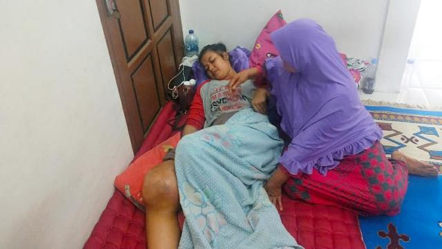 Siswi penderita tumor ganas di lututnya hanya bisa berbaring di rumah pamannya dan berharap bisa diobati tanpa diamputasi.