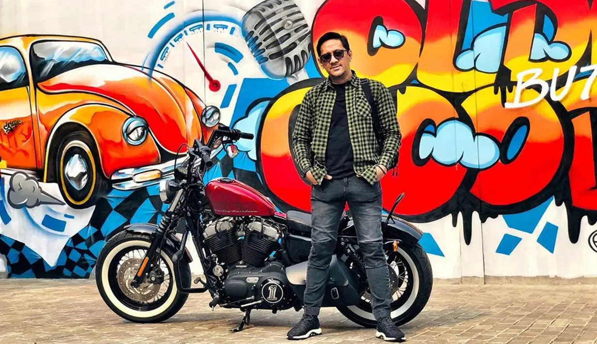 Sule merupakan sahabat Andre yang juga seorang pelawak, pernah bermain ke garasinya. Melihat sama-sama menjadi pelawak sukses, Sule pun terkejut melihat koleksi berbagai kendaraanya yang antik. (Liputan6.com/IG/@andreastaulany)