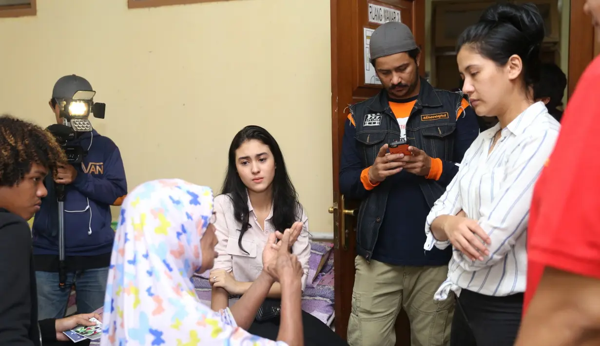 Marcella Daryayani mengungkap hampir saja tak bisa menahan air mata karena haru yang membuncah. Muka mereka seperti merasakan duka mendalam dari orangtua penghuni panti. (Nurwahyunan/Bintang.com)