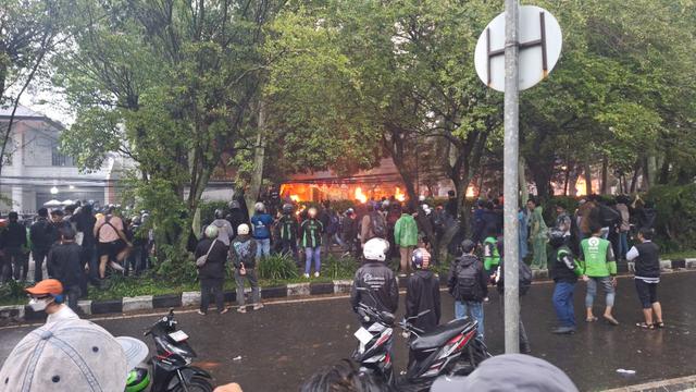Demo di Bandung ricuh, massa bakar rumah pakai molotov