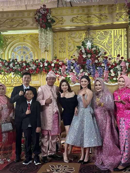 "Rara tampil keren...tapi sayang sekali bju yg di pake ngga cucok....," tulis sri.moerni. "Rara makin kesini kostum nya semakin naik terbuka," tulis nur991171. "Kalau boleh saran rok nya jangan terlalu pendek agak panjangan dikit," tulis anisahalimah38 [Instagram/lida_rara06]