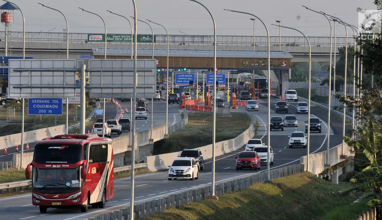 Kendaraan pemudik melintasi ruas Tol Semarang-Solo-Kertosono di kawasan Colomadu, Karanganyar, Jawa Tengah, Sabtu (8/6/2019). Kepadatan arus balik Lebaran 2019 mulai terlihat di tol Trans Jawa, tepatnya di Tol Semarang-Solo-Kertosono arah Jakarta. (merdeka.com/Iqbal S Nugroho)