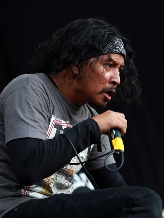 Membawakan lagu ‘Under The Scars’ jadi puncak penampilan Burgerkill. Aksi ‘diving’ yang dilakukan sontak membuat para penonton histeris. (Deki Prayoga/Bintang.com)