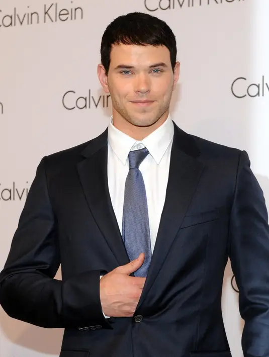   Di foto lainnya dia tampak duduk di bagian tebing yang menjorok. Dia terlihat menyunggingkan senyum di wajahnya. (Bintang/EPA)