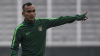Pemain Timnas Indonesia, Riko Simanjuntak, mengamati instruksi saat latihan di Stadion Madya, Jakarta, Minggu (11/11). Latihan ini persiapan jelang laga Piala AFF 2018 melawan Timor Leste. (Bola.com/Vitalis Yogi Trisna)