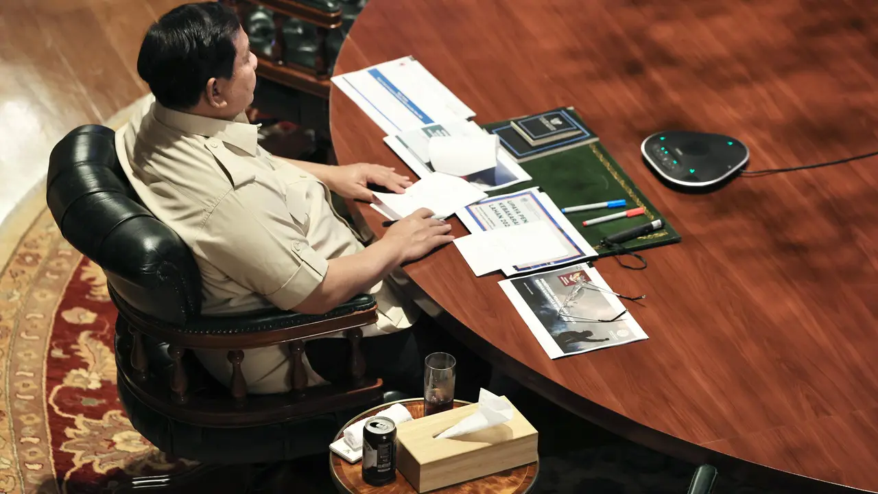 Presiden Prabowo Subianto memimpin rapat terbatas bersama sejumlah menteri Kabinet Merah Putih melalui konferensi video dari kediamannya di Hambalang, Kabupaten Bogor, Jawa Barat, Minggu 3 Agustus 2025.