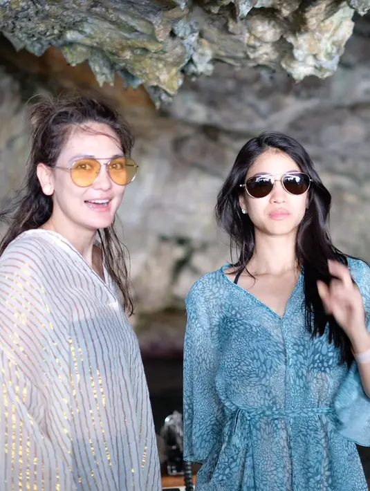 Begini momen saat Luna Maya dan Kerenina Sunny liiburan bareng. Tampil stylish dengan busana kasual, keduanya pun makin keren saat memakai kacamata. Selain itu Kerenina Sunny yang merupakan Duta Potensi Bahari ini sudah lincah saat menjalani olahraga air. (Liputan6.com/IG/@kerenina_sunny)