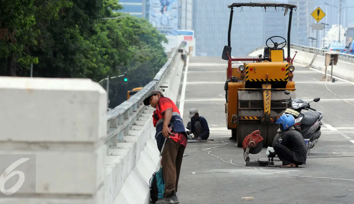Suasana pengerjaan proyek pembangunan jalan layang (fly over) di Jalan Gatot Subroto, Jakarta, Minggu (27/12/2015). Proyek ini sudah mencapai tahap akhir penyelesaian. (Liputan6.com/Helmi Afandi) 