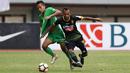 Pemain Bhayangkara FC, Wahyu Subo Seto (kiri) berebut bola dengan pemain Sriwijaya FC, Nur Iskandar pada lanjutan Liga 1 2017 di Stadion Patriot Bekasi, Minggu (20/8/2017). Bhayangkara FC menang 2-1. (Bola.com/Nicklas Hanoatubun)