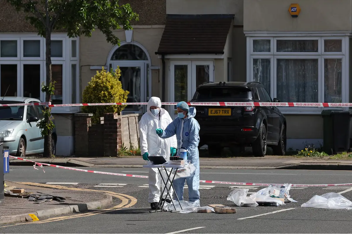 Pihak berwenang di lokasi penikaman di Hainault, London, Inggris. (Adrian Dennis/AFP)