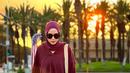 Mengenakan atasan oversized jerau tanpa motif plus jilbab berwarna senada yang dipadukan dengan celana panjang kapisa, Zaskia Adya Mecca berpose di jalanan. Latar sejumlah pohon yang menghalangi cahaya matahari plus bendera AS yang berkibar membuat gayanya tak kalah dari model papan atas. Kacamata hitam menyempurnakan penampilannya. (Foto: Dok. Instagram @zaskiadyamecca)