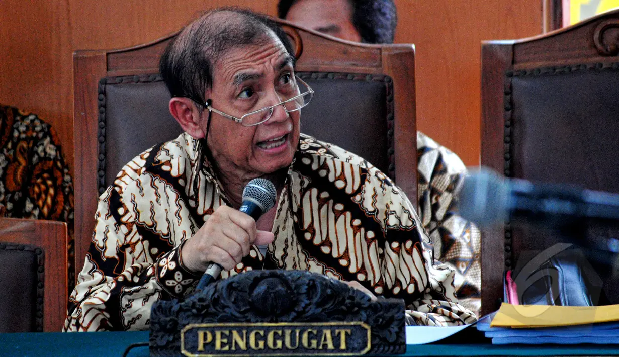 Ekspresi mantan Dirjen Pajak Hadi Poernomo ketika membacakan kesimpulannya dalam sidang praperadilan terhadap KPK di Pengadilan Negeri Jakarta Selatan, Senin (25/5/2015). (Liputan6.com/Yoppy Renato)