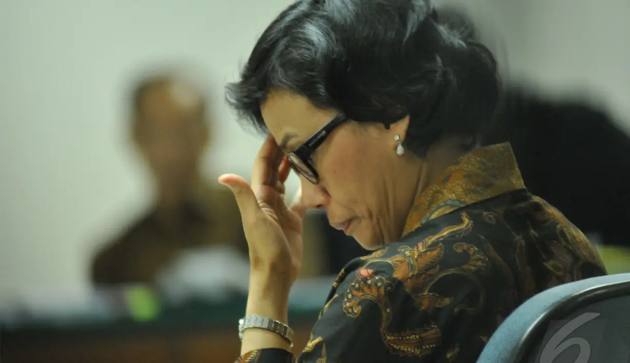 Saat mendengarkan hakim, Sri Mulyani memegang dahinya ketika menjadi saksi di Pengadilan Tipikor Jakarta, Jumat (2/5/2014) (Liputan6.com/Johan Tallo).