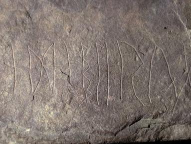 Runestone yang ditemukan di Tyrifjorden, Norwegia, diperlihatkan di Museum Sejarah Budaya di Oslo, pada 12 Januari 2023. Para arkeolog dari Museum Sejarah Kebudayaan di Oslo pada Selasa, 17 Januari 2023, mengatakan mereka menemukan batu bertuliskan alfabet rune yang mereka klaim sebagai yang tertua di dunia. (Javad Parsa/NTB Scanpix via AP)