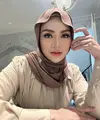 Nathalie baru saja mengunggah potret terbaru, ia tampil mengenakan kerudung instan warna coklat dipadukan dengan atasan lengan panjang warna serasi. Dengan makeup pinkesnya dari lipstik dan blush onnya. @nathalieholscher