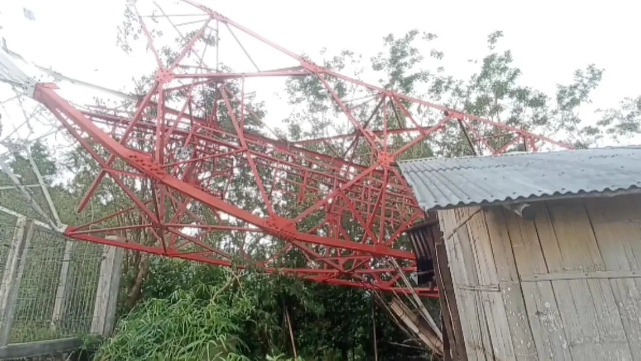 Rumah warga di Desa Riit, Kecamatan Nita, Kabupaten Sikka, NTT hancur berantakan ditimpa tower radio milik polri (Liputan6.com/Ola Keda)