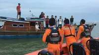 Personel Basarnas Jambi mengevakuasi penumpang kapal yang selamat dalam peristiwa tenggelamnya KM Wicly Jaya Sakti di perairan timur Jambi, Sabtu (22/5/2021). Dari 26 penumpang, di antaranya 8 penumpang belum ditemukan. (Liputan6.com/Basarnas Jambi)