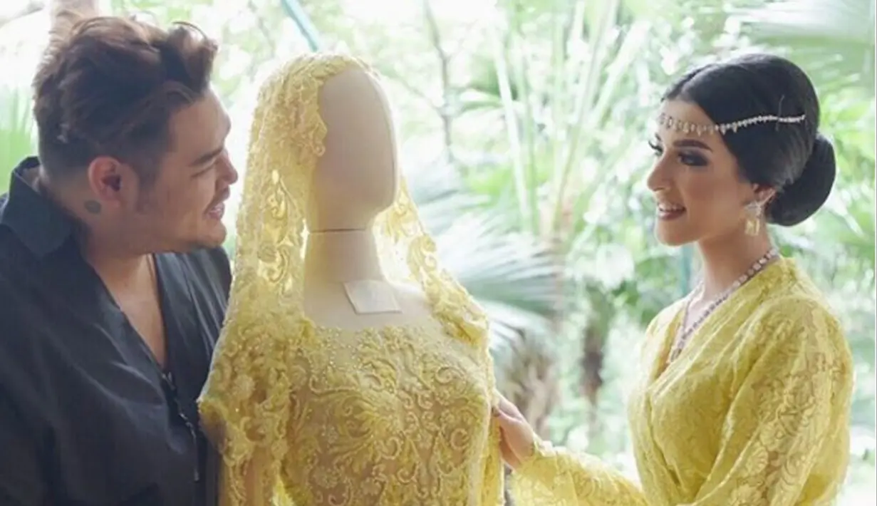 Selebgram Tasya Farasya berpose dengan gaun pengantin berwarna kuning karya desainer Ivan Gunawan bersama. Gaun pengantin tersebut dibuat Ivan untuk momen pernikahan Tasya. (Instagram/ivan_gunawan)