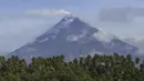 “Sebanyak 318 peristiwa jatuhan batu telah dicatat oleh Jaringan Gunung Berapi Mayon sejak 01 April 2023 sementara 26 gempa vulkanik telah dicatat untuk periode yang sama,” tambahnya. (AFP/Charism Sayat)