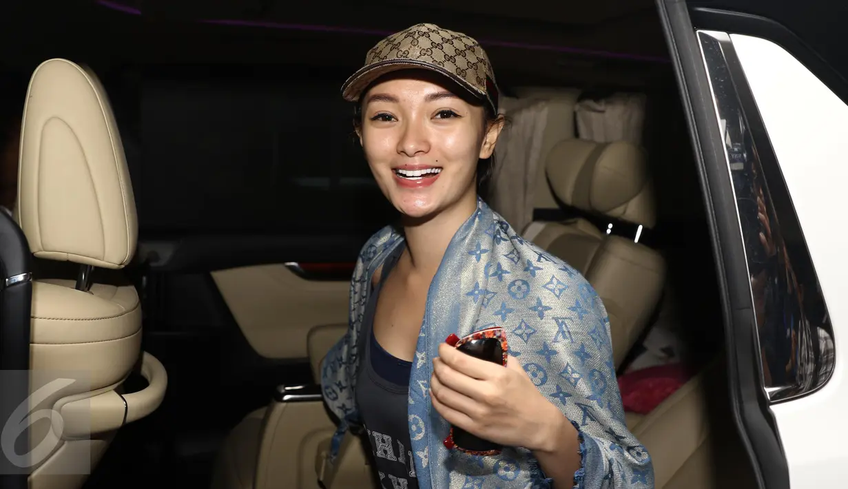 Zaskia Gotik pergi meninggalkan RSCM usai menjenguk Julia Perez, Jakarta, Selasa (27/12). Zaskia Gotik menyebut kondisi Jupe cukup baik dan segar. (Liputan6.com/Herman Zakharia)