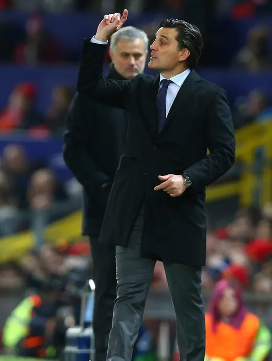 Pelatih Sevilla Vicenzo Montella menginstruksikan pemainnya saat bertanding melawan Manchester United di Liga Champions di Old Trafford, Inggris, (13/3). Sevilla menang 2-1 dan lolos ke perempatfinal. (AP Photo / Dave Thompson)