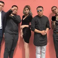 Young Lex, Awkarin, dan tim manajemen. (Instagram - @young_lex18)