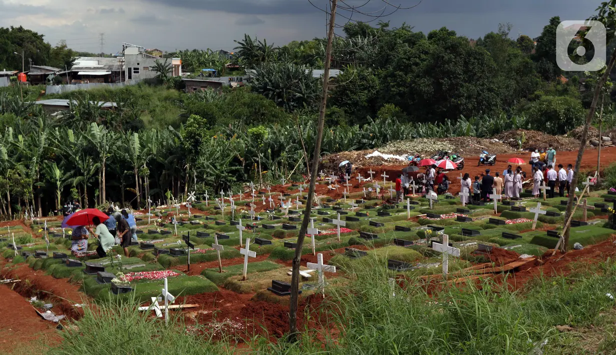 Suasana area pemakaman Kristen khusus dengan protokol COVID-19 di TPU Pondok Ranggon, Jakarta, Jumat (25/12/2020). Momen perayaan Natal 2020 dimanfaatkan sejumlah umat kristiani untuk berziarah mendoakan kerabat yang dimakamkan dengan protokol COVID-19. (Liputan6.com/Helmi Fithriansyah)