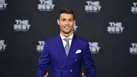 Striker Real Madrid Cristiano Ronaldo meraih penghargaan The Best FIFA Men's Player 2016 pada malam penganugerahan yang berlangsung di Zurich, Senin (9/1/2017) waktu setempat. (AFP/Michael Bulhozer)