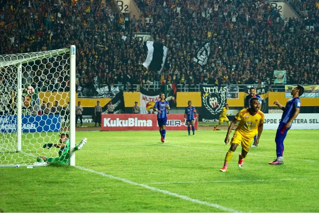 Striker Sriwijaya FC Patrich Wanggai merobek gawang Felcra FC pada laga persahabatan di Stadion Gelora Sriwijaya Jakabaring, Palembang, Kamis (15/3/2018). (Liputan6.com/Indra Pratesta)