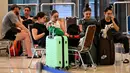 Di mana data tersebut merupakan calon penumpang keberangkatan. Tampak dalam foto, para penumpang menunggu di tengah gangguan penerbangan akibat serangan Israel-Amerika Serikat terhadap Iran, di Bandara Internasional I Gusti Ngurah Rai, Bali, pada Senin 2 Maret 2026. (SONNY TUMBELAKA/AFP)