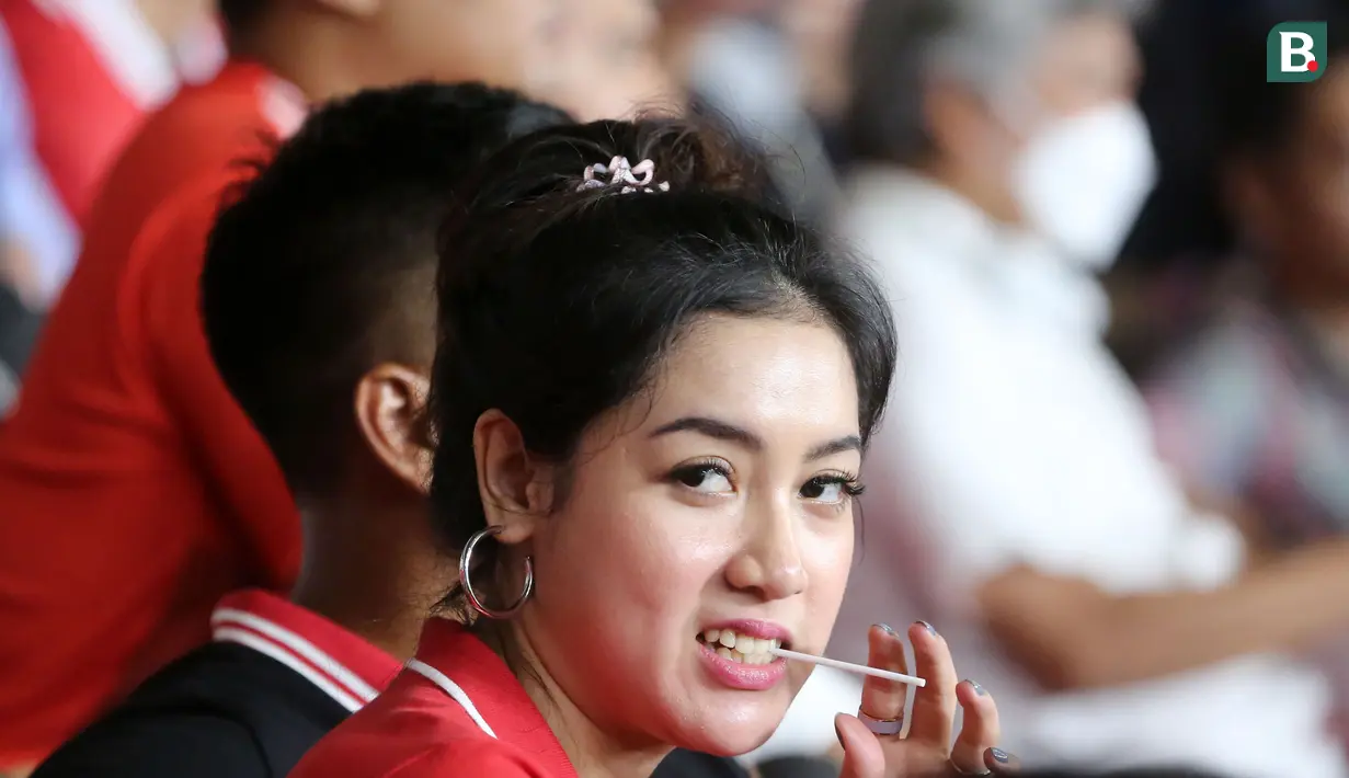 Suporter saat menyaksikan laga Timnas Indonesia vs Argentina pada laga FIFA Matchday 2023 di Stadion Utama Gelora Bung Karno, Jakarta, Senin (19/6/2023). (Bola.com/Muhammad Iqbal Ichsan)